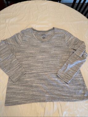 Croft and barrow Light Heather Gray V-Neck Long Sleeve Top